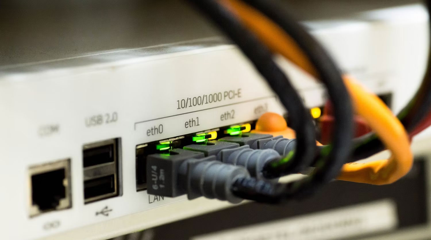 Cáp Ethernet được kết nối với router